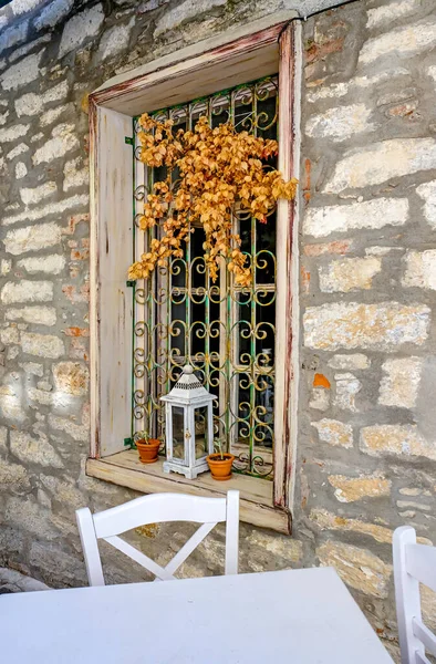 Yunanistan 'daki yazlık kafelerin çok samimi bir dış görünüşü vardır. Herhangi bir sokak çok kolay görünüyor ama çok sevimli..