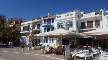 The historical center of Skiathos is its capital - the city of the same name. Many ancient buildings have been preserved on its territory. A walk along the picturesque streets will give a lot of impressions.