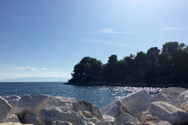 Doğa, Skiathos adasını cömert bir şekilde güzel manzaralarla ödüllendirdi. Ve kesinlikle parklarda, vadilerde, setlerde, kayalarla ve yeşil ağaçlarla çevrili yerlerde bir yürüyüş yapmalısınız.