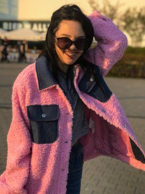 Pembe ceketli genç bayan, Polonya, Varşova 'daki ticaret merkezinin yanındaki altın saat sokakta vuruldu..