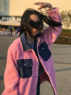 Pembe ceketli genç bayan, Polonya, Varşova 'daki ticaret merkezinin yanındaki altın saat sokakta vuruldu..