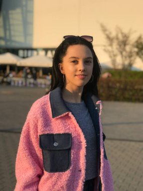 Pembe ceketli genç bayan, Polonya, Varşova 'daki ticaret merkezinin yanındaki altın saat sokakta vuruldu..