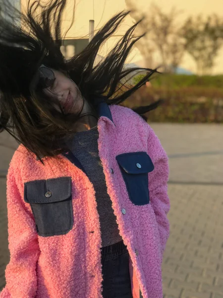 Pembe ceketli genç bayan, Polonya, Varşova 'daki ticaret merkezinin yanındaki altın saat sokakta vuruldu..