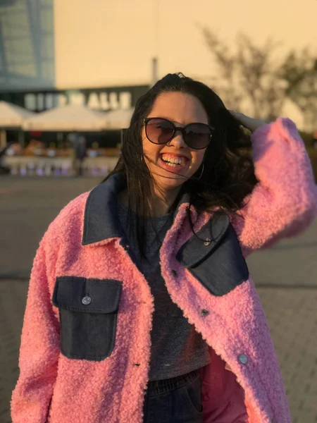 Pembe ceketli genç bayan, Polonya, Varşova 'daki ticaret merkezinin yanındaki altın saat sokakta vuruldu..