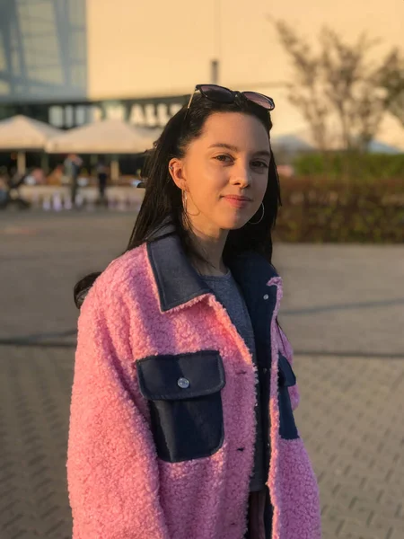 Pembe ceketli genç bayan, Polonya, Varşova 'daki ticaret merkezinin yanındaki altın saat sokakta vuruldu..