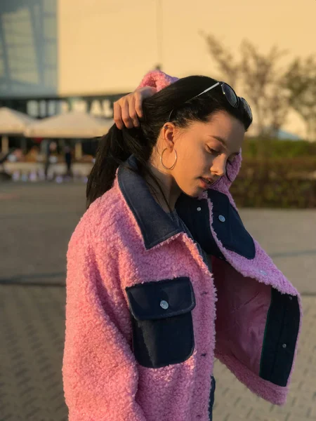 Pembe ceketli genç bayan, Polonya, Varşova 'daki ticaret merkezinin yanındaki altın saat sokakta vuruldu..