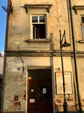 Grodska Caddesi 'ndeki eski yerleşim yeri, Przemyl, Polonya. Bu tür evler, metal-plastik pencerelerin antik çağlarla başarılı bir şekilde birleştiği şehrin kentsel rengidir..