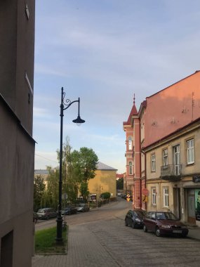 Przemyl, Polonya 'daki evler ve sokaklar. Farklı zamanlarda, çoğunlukla günbatımında, ışığın binalara güzel bir şekilde düştüğü zamanlarda çekildi.. 