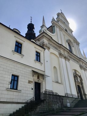 St. Teresa Kilisesi ve Yalınayak Karmelitler Manastırı. 17. yüzyılın sonlarındaki Rönesans manastırı ve St. Teresa Kilisesi Przemyl 'deki en yüksek kutsal komplekstir.. 