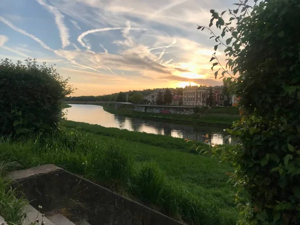 Solnedgång Med Utsikt Över Floden San Przemysl Polen Molnen Vackert — Stockfoto