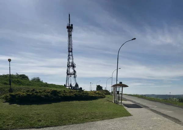 ポーランドのプシェミスル市にあるタタール山のテレビ塔とラジオ塔 パゴブはまた ペレミシュルの町の伝説的な創設者であるPrzemislavのピークと呼ばれています — ストック写真