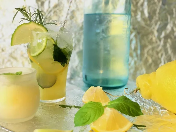 Kaltes Zitronengetränk Das Man Etwas Alkohol Mit Eiswürfeln Und Minze — Stockfoto