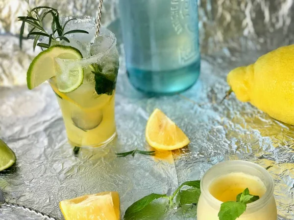 Холодный Лимонный Напиток Который Можно Добавить Спирт Кубиками Льда Мяты — стоковое фото