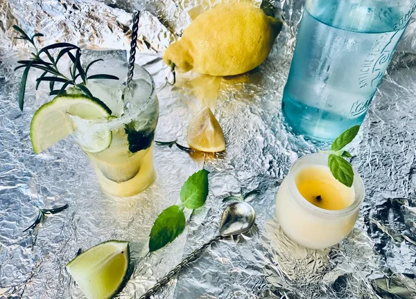 Kaltes Zitronengetränk Das Man Etwas Alkohol Mit Eiswürfeln Und Minze — Stockfoto