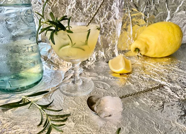 Kaltes Zitronengetränk Das Man Etwas Alkohol Mit Eiswürfeln Und Minze — Stockfoto