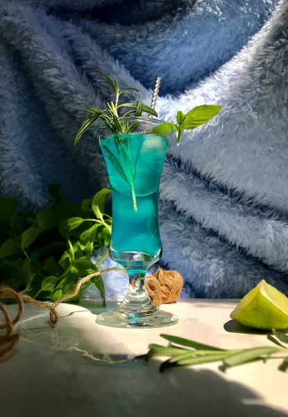 Bebida Fria Azul Copo Com Cubos Gelo Mesa Branca Com — Fotografia de Stock