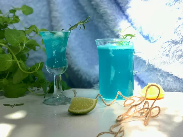 Blaues Kaltgetränk Glas Mit Eiswürfeln Auf Weißem Tisch Mit Blauem — Stockfoto