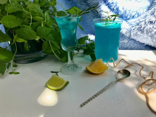 Bebida Fría Azul Vaso Con Cubitos Hielo Sobre Escritorio Blanco — Foto de Stock