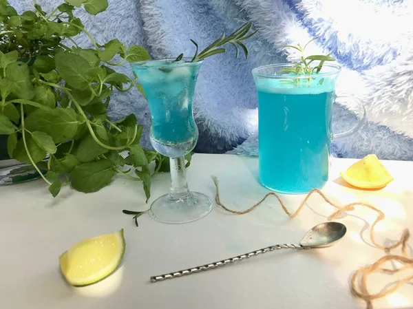 Bebida Fría Azul Vaso Con Cubitos Hielo Sobre Escritorio Blanco — Foto de Stock