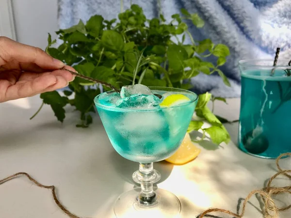 Blaues Kaltgetränk Glas Mit Eiswürfeln Auf Weißem Tisch Mit Blauem — Stockfoto