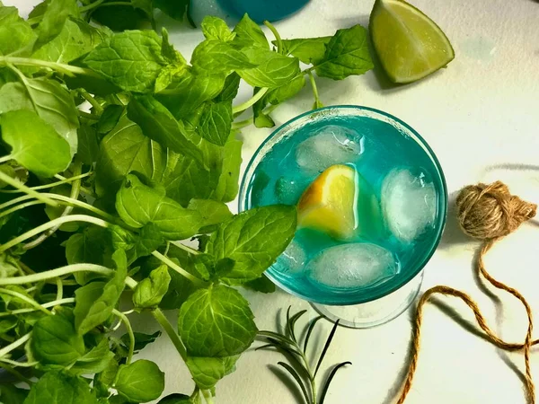 Bebida Fría Azul Vaso Con Cubitos Hielo Sobre Escritorio Blanco — Foto de Stock