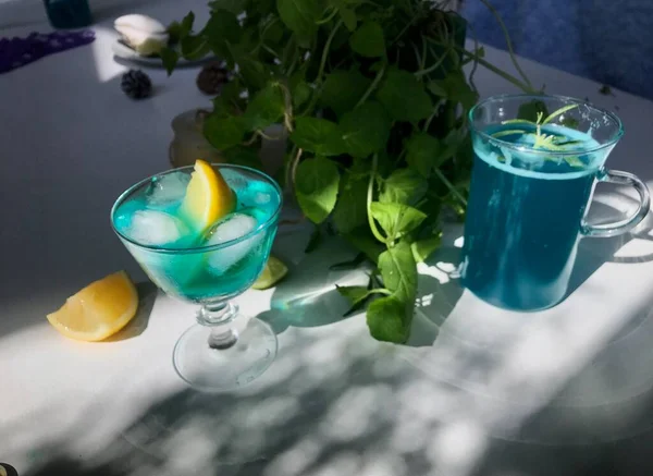 Bebida Fría Azul Vaso Con Cubitos Hielo Sobre Escritorio Blanco —  Fotos de Stock
