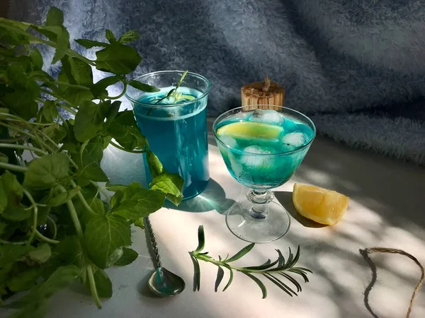Bebida Fría Azul Vaso Con Cubitos Hielo Sobre Escritorio Blanco — Foto de Stock