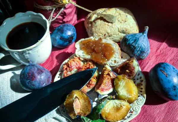 Variante Café Manhã Com Borboletas Frutas Como Ameixas Figos Pão — Fotografia de Stock