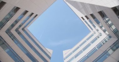 Ofis binasının güzel alt manzarası mavi gökyüzünün arka planında