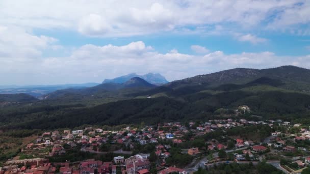 화창 한 날씨에 높은 산을 향해 유럽의 작은 마을을 비행하는 모습 — 비디오