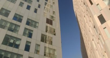 Açık mavi gökyüzüne karşı ofis gökdelenlerinin güzel üst manzarası
