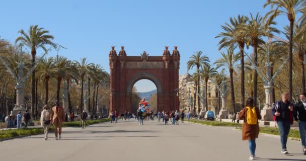 Arco triunfal de Barcelona y paso de Santa Juana en día soleado. Barcelona — Vídeos de Stock