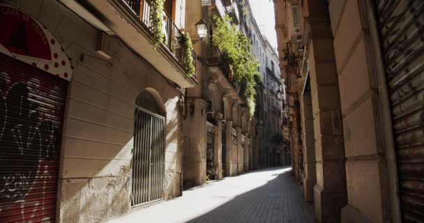 Smalle straat in de gotische wijk van Barcelona. lange oude huizen in het centrum — Stockvideo