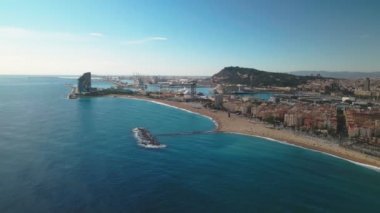 Barcelona şehrinin panoramik hava manzarası, deniz manzarası