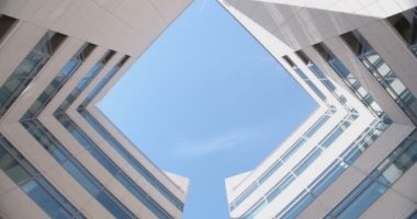 Ofis binasının güzel alt manzarası mavi gökyüzünün arka planında