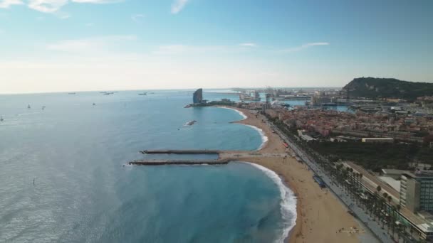 Vista aérea de las playas de Barcelona, puerto y castillo en la montaña Montjuic — Vídeos de Stock