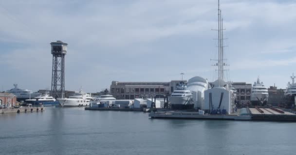 Scheepswerven in de haven van Barcelona — Stockvideo