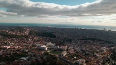 Tibidabo dağından Barcelona şehrinin havadan panoramik görüntüsü