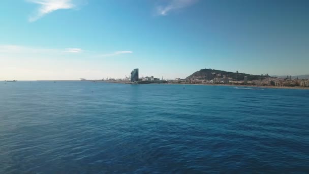 Fantástica vista aérea 4k de la playa de Barcelona, World Trade Center y Montjuic — Vídeos de Stock