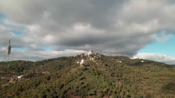 Veduta aerea 4k della montagna Tibidabo- Osservatori, Tempio Liguat Cor — Video Stock