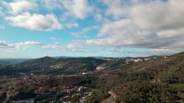 Güzel bir şehrin yanında yürüyüş yolları olan dağ manzarası.