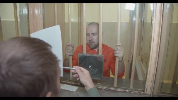 Lawyer and prisoner in a meeting room in jail. — Vídeo de Stock