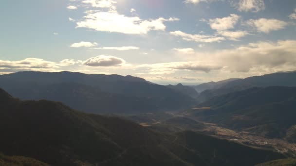 Panorámás drón kilátás a hegyekre. gyönyörű völgy sok hegyek — Stock videók