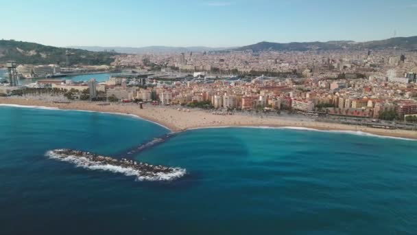 Vista aérea da praia de Barcelona em dia ensolarado. — Vídeo de Stock