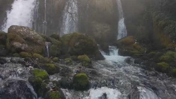 Pintoresca cascada en el bosque en las montañas — Vídeo de stock