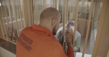 Mahkum ve avukat arasındaki duygusal konuşma.