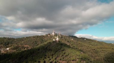 Tibidabo dağının havadan görünüşü - Gözlemevleri, Tapınak Sagrat Cor