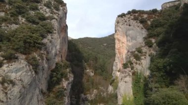 İki yüksek uçurum arasındaki uçuş, 4K.