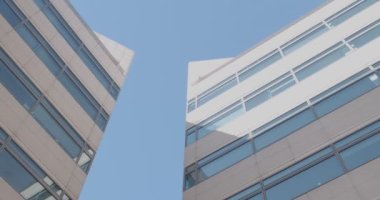 Açık renkli beton ve cam ofis binaları, alt manzara.