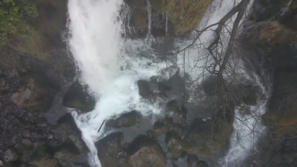 Pintoresca cascada en el bosque en las montañas, vista superior. — Vídeo de stock